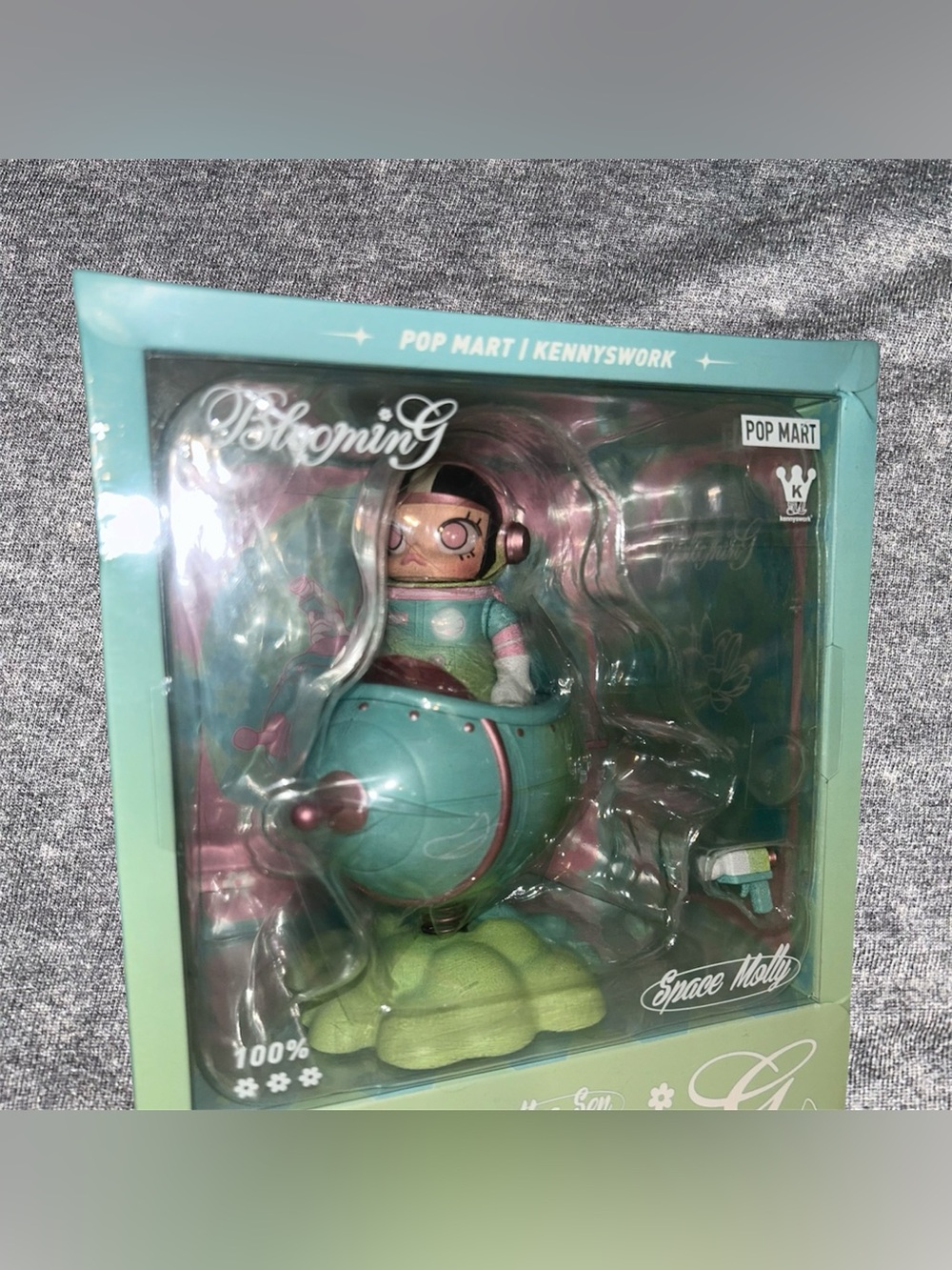 Pop Mart MEGA SPACE MOLLY 100% Blooming Series Hoa Sen (Vietnam) Edition - Picture 2 of 3